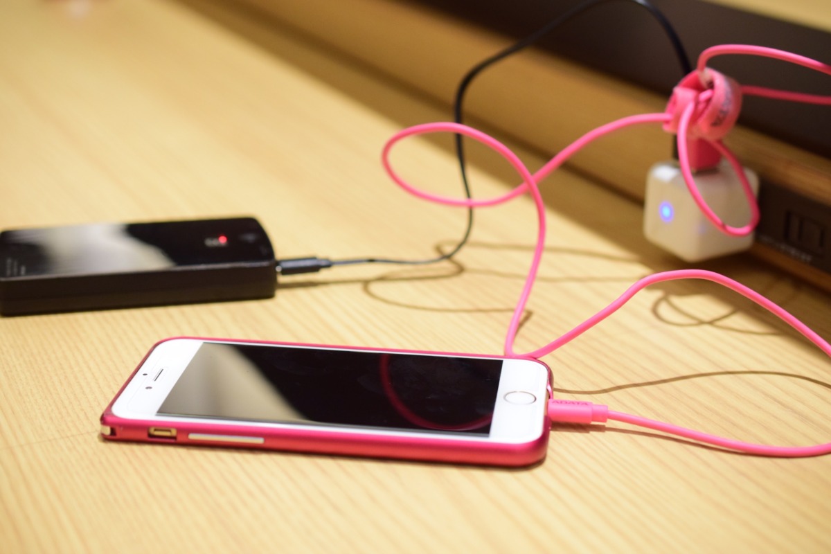スマホを充電している